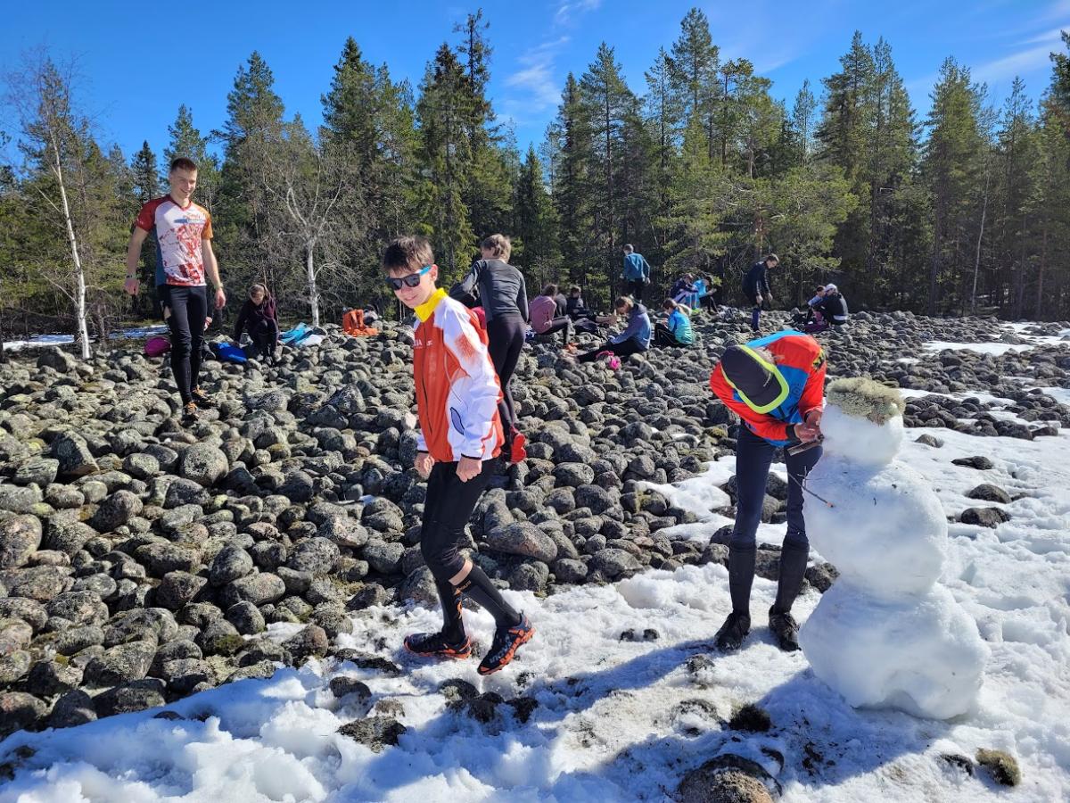 Čekání na start, stavba sněhuláka Čekání na start, stavba sněhuláka